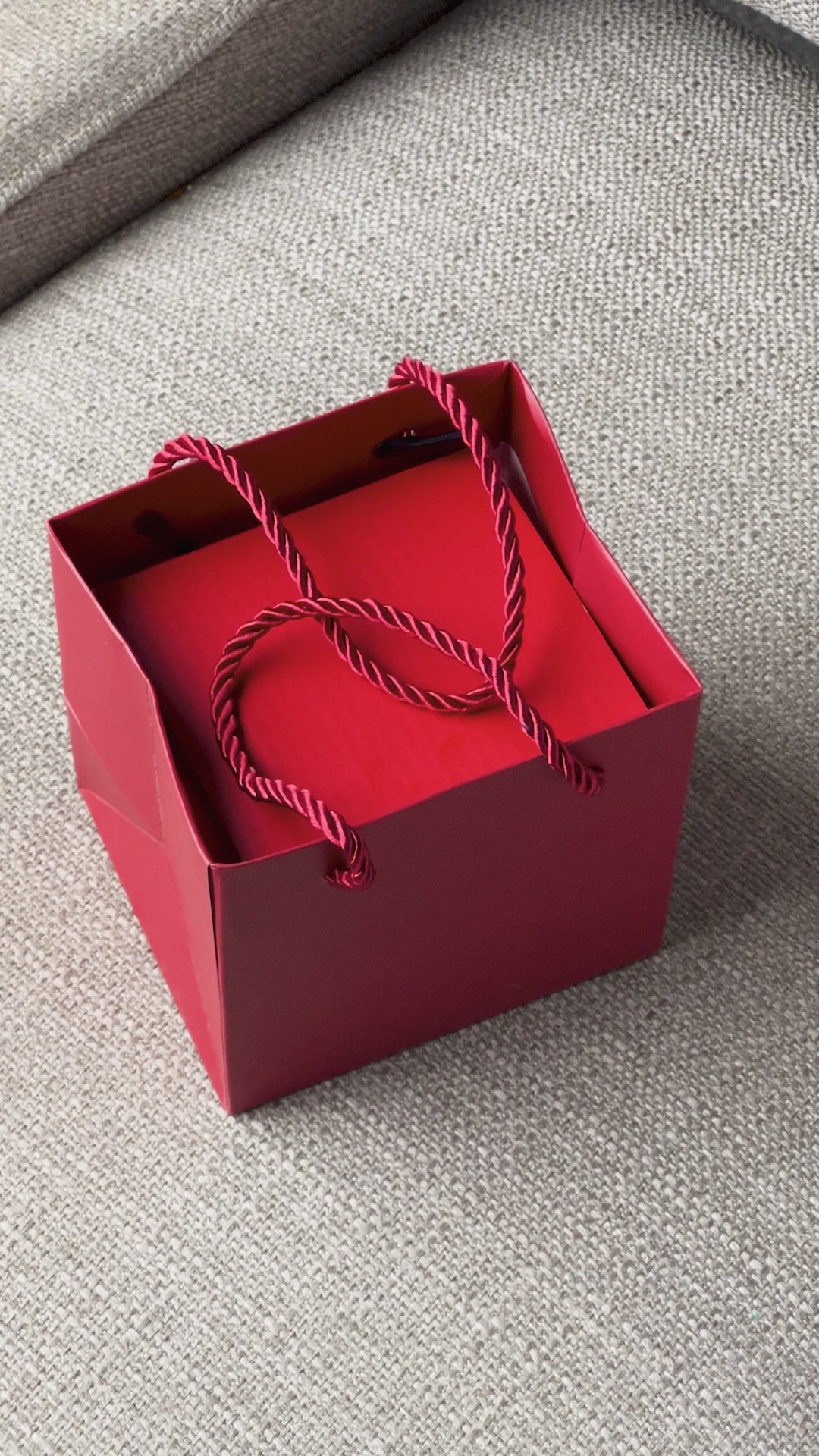 Product video of the Rose Reveal Heart necklace gift set, with its red gift bag.